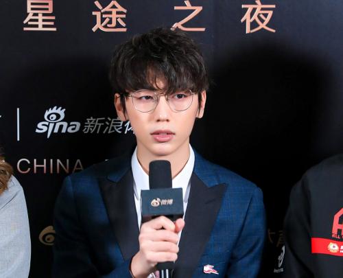 杭州闪电队选手孤雪获年度人气竞技选手奖