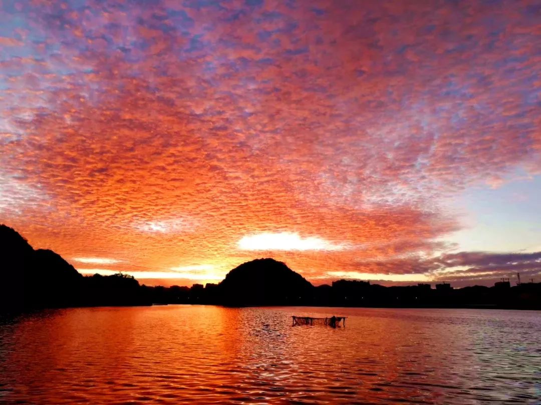 云南文山的晚霞祥云,如魔幻都市,美美美炸了!_天空