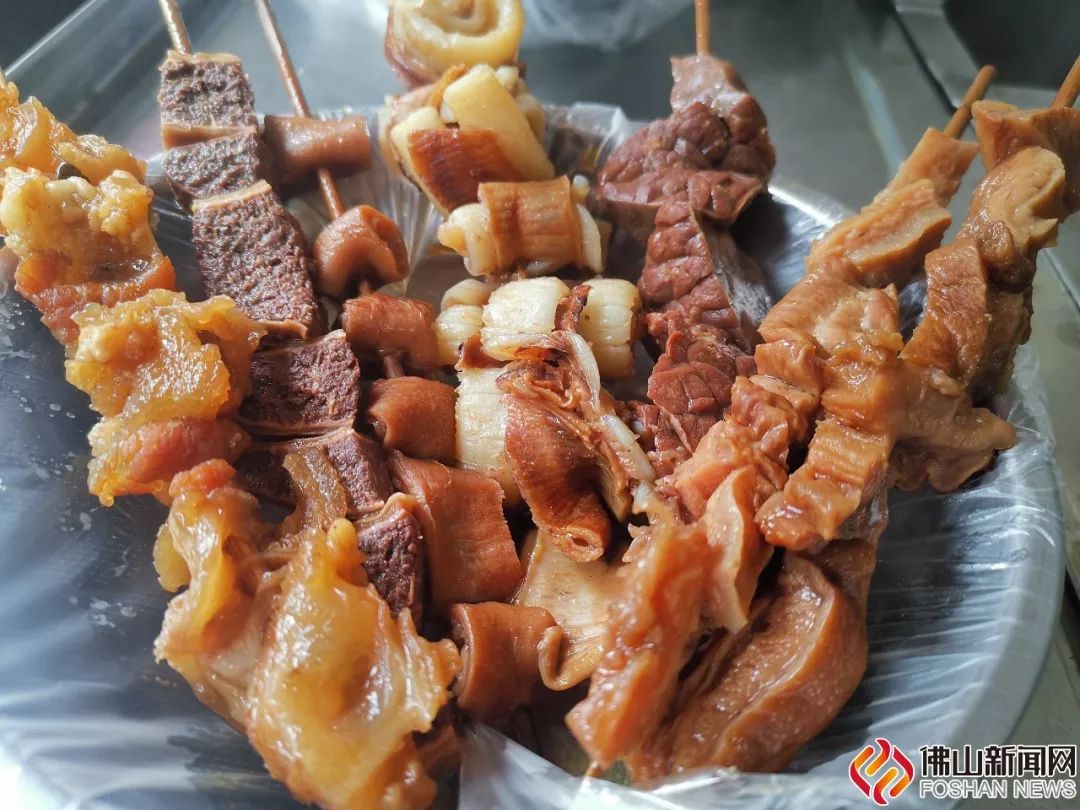 牛肺,牛筋,牛肠,牛姜……园林牛杂小食店的店主一家祖籍广西,在三水