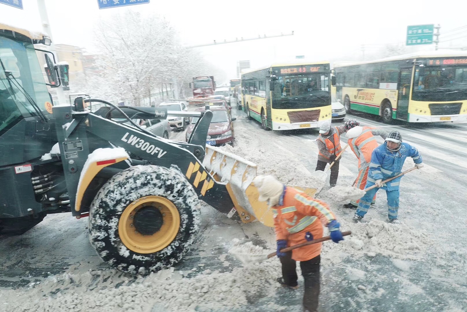 乌鲁木齐又下雪了!雪后的乌市银装素裹,雾凇幻如仙境_新疆