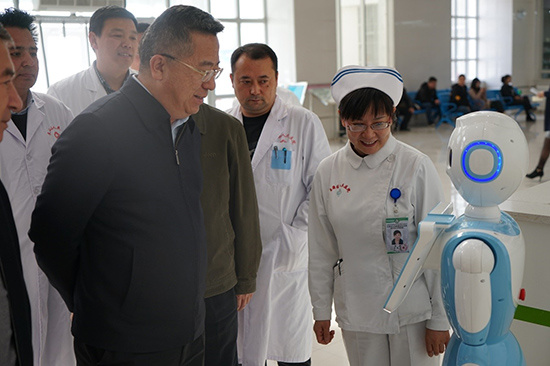 院領導給自治區衛健委劉建國書記介紹智能機器人(五)既要