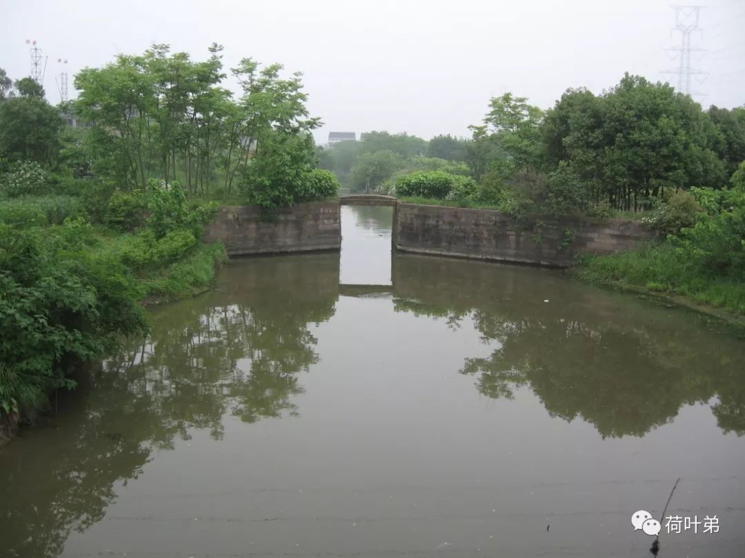 在周王庙还保存着另外一种水利设施—陡门,俗称"斗门.