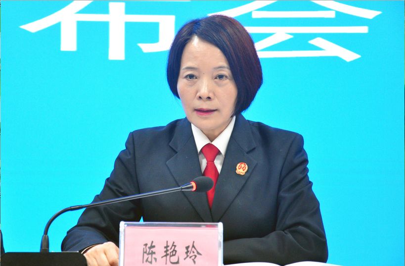 领导小组办公室主任,刑二庭庭长陈艳玲还向社会发布了两起典型案例