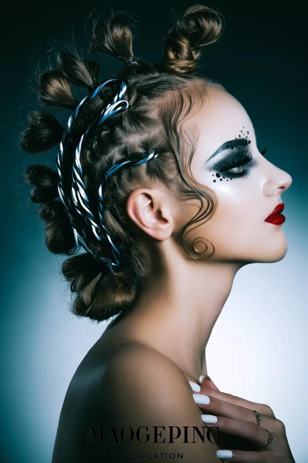 当天马行空的创意遇上华丽丽的彩妆时尚的触觉,艺术的灵感不拘泥于