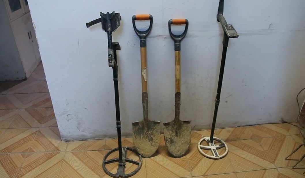 小说里常有的盗墓情节鬼鬼祟祟在荒山野岭里"倒斗"黑衣人带着工具