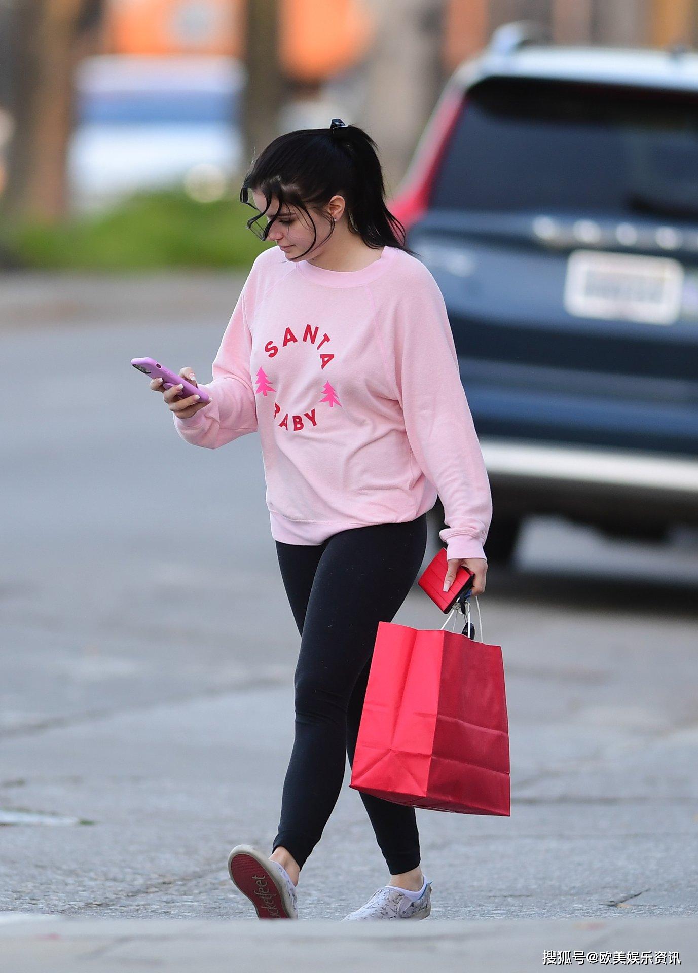 阿芮尔温特arielwinter穿着粉红色上衣在洛杉矶购物