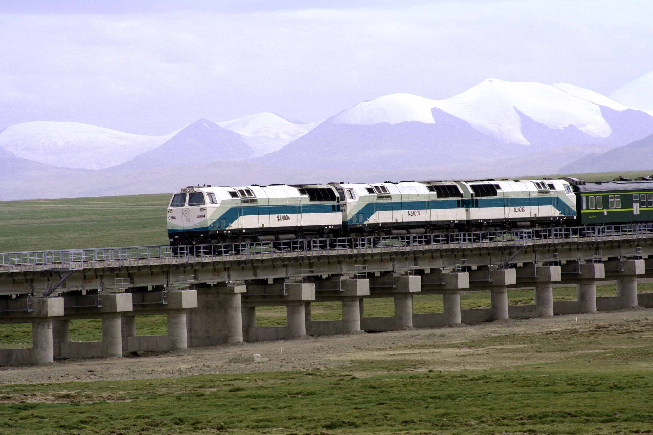 青藏线铁路旅游专列图片