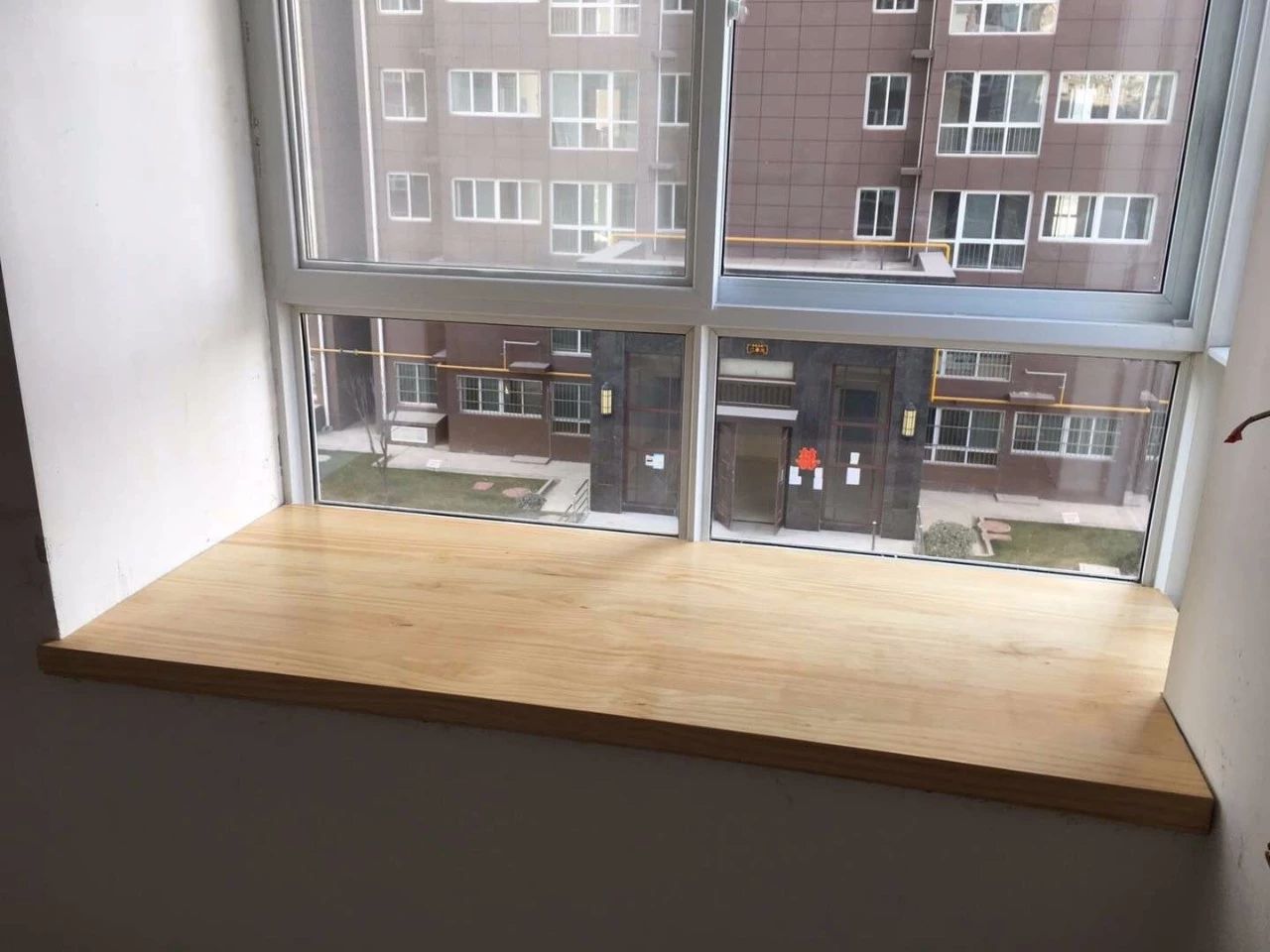 用木质来做飘窗的窗台,一般适合做飘窗窗台的木材有:木地板,防腐木