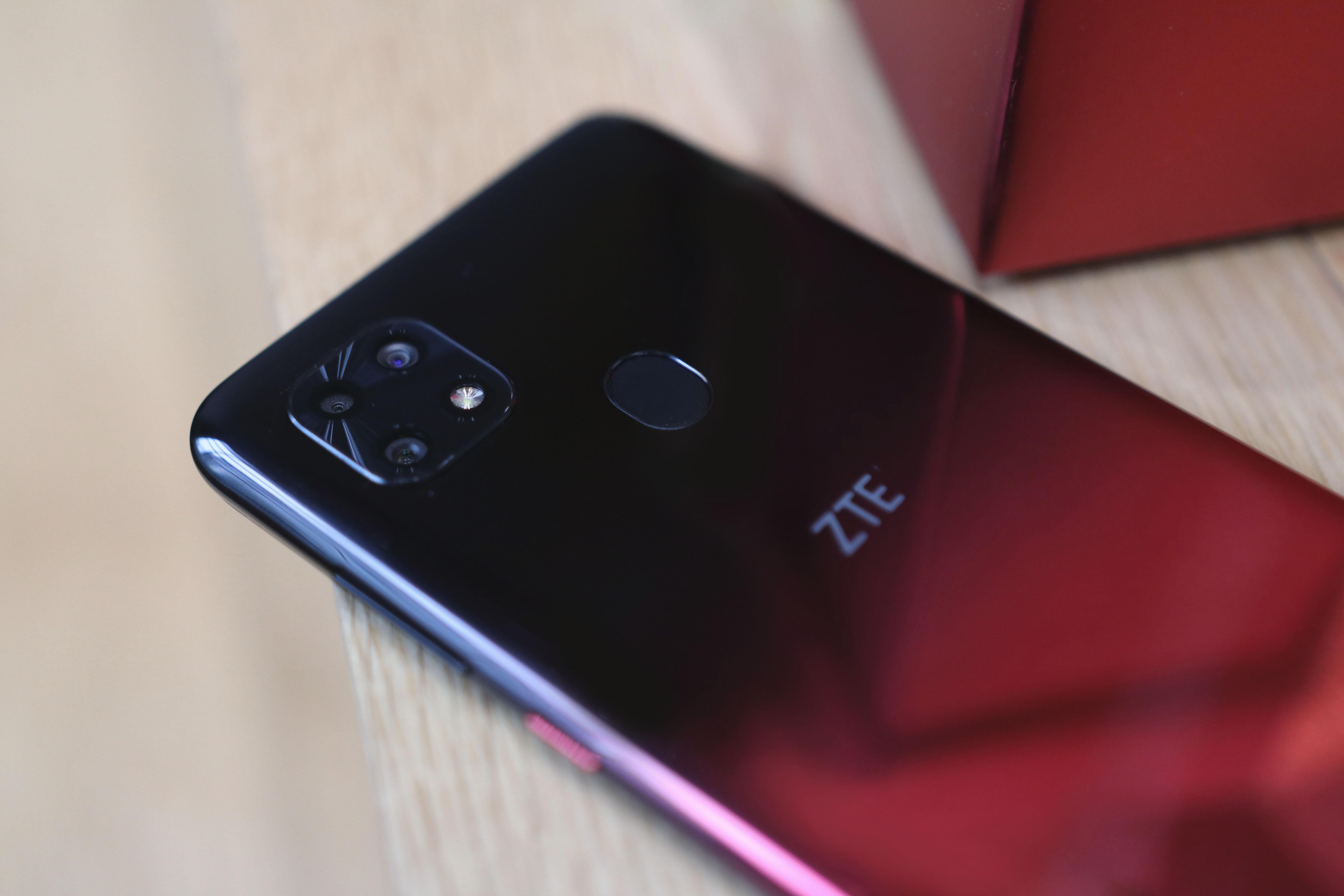 选一台中兴blade 20孝心版送长辈,开启温暖圣诞季