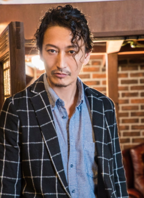 不过这部剧的幕后还是很强大的,编剧是井上敏树,监督是佐川和夫,摄影