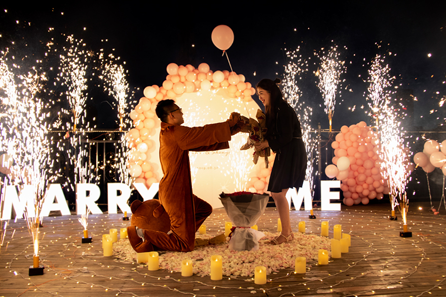 理工男也能这么浪漫?餐厅求婚唯美现场