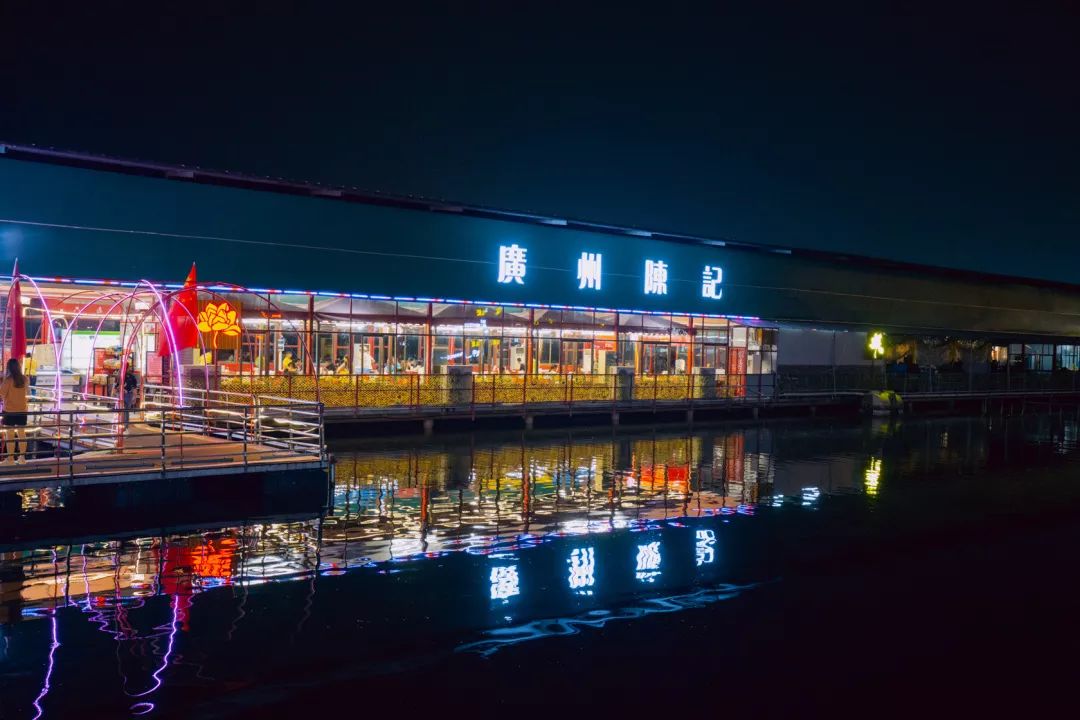 番禺总店开在上河坊的鱼塘上,夜晚会点起彩灯,隔塘望过去水光粼粼,有