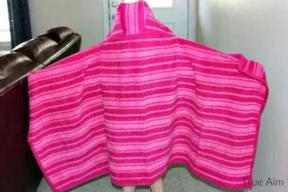 只需一大一小两块毛巾浴袍完全可以自己做出来