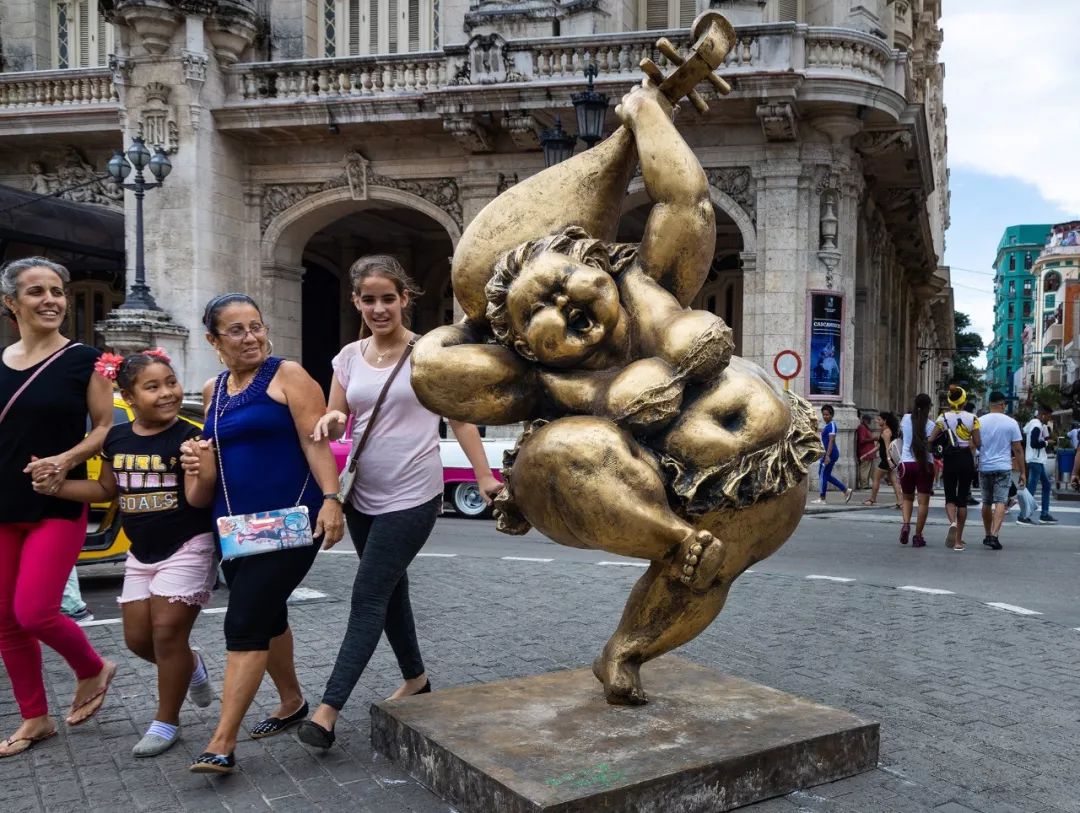 许鸿飞肥女系列雕塑点亮七彩哈瓦那