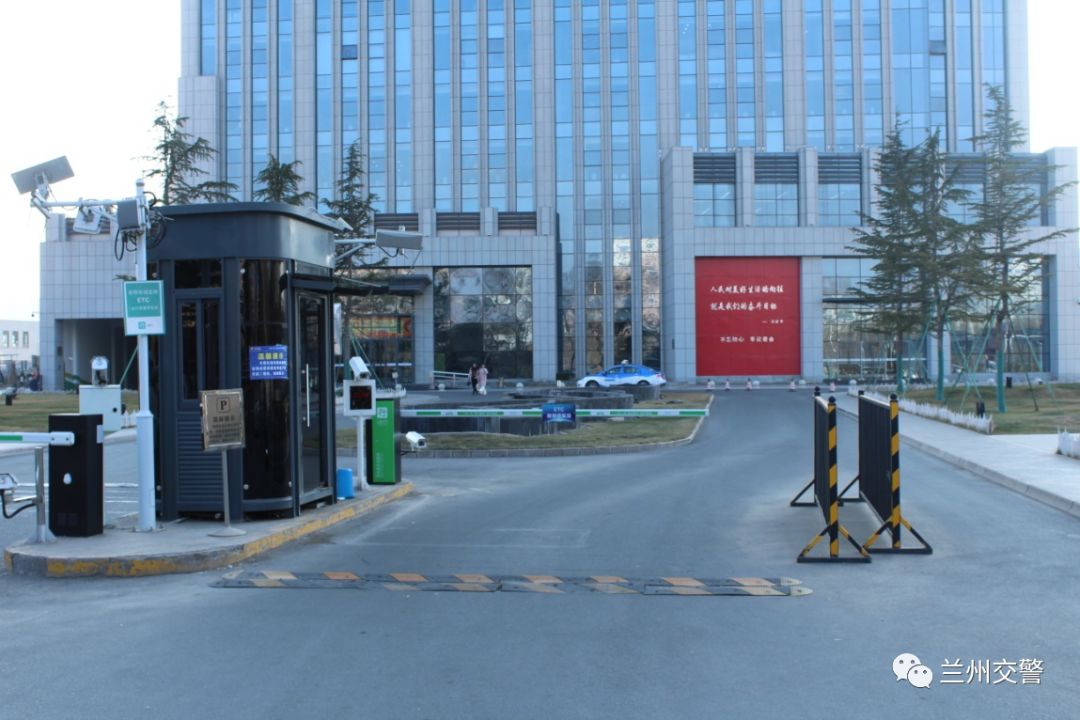 三维互联网大厦地下停车场(247个泊位)03特点:单行道兼顾机动车,公交