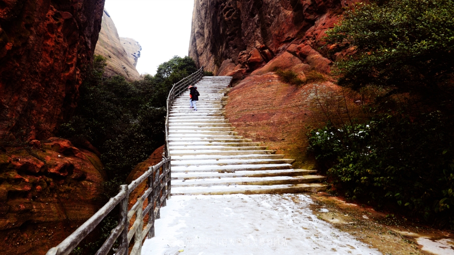龟峰雪景·郭书生摄影来到三道口,因为店里有事,她只好告辞了.