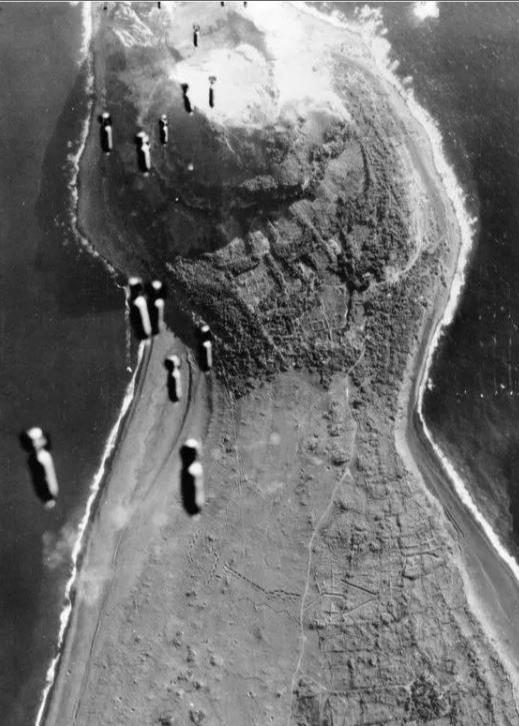 下面那个山丘就是硫磺岛战役当中争夺非常激烈的"折钵山"