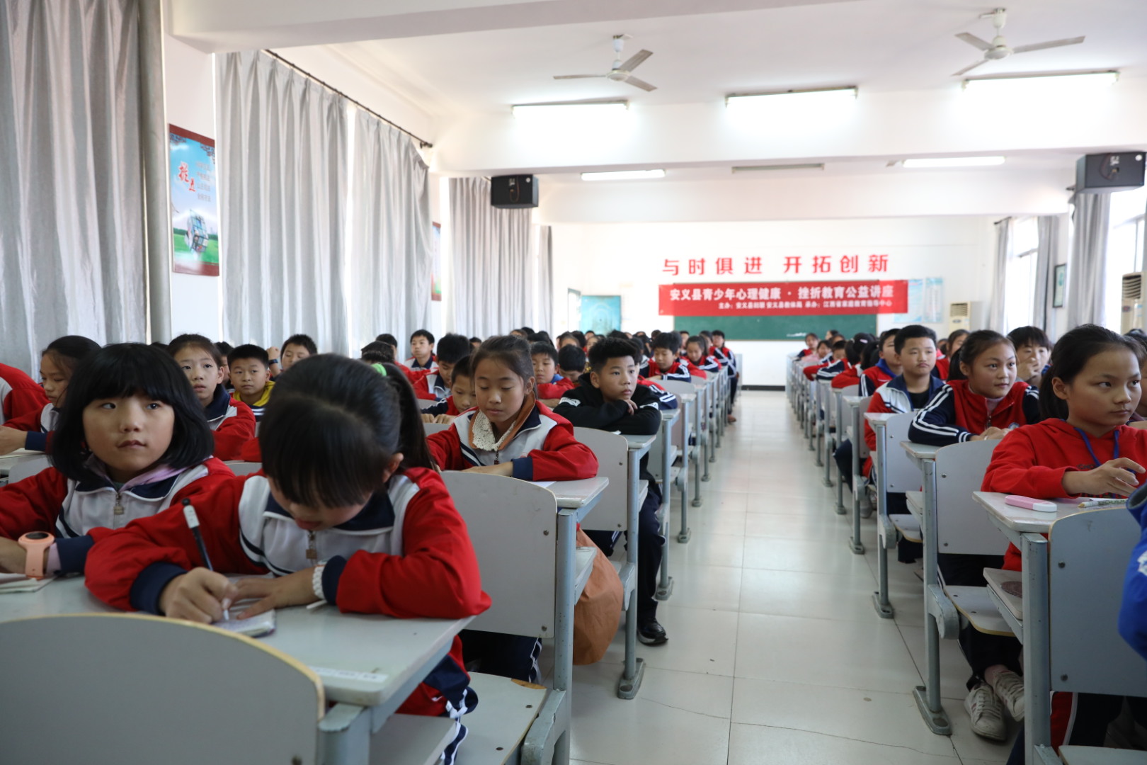 1/ 12 画荻教育在安义县第三小学开展挫折教育讲座 画荻教育在安义县