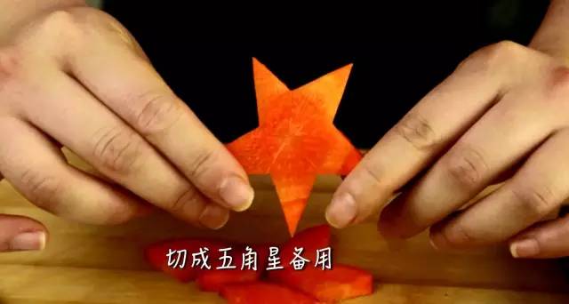 用牙签将西兰花固定在胡萝卜上,调整距离做成松树状;6.