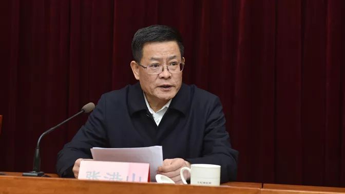 张洪山在表态发言中表示,将不负石油工程公司党委的重托,着力完善科研