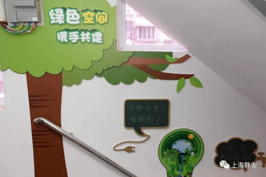 被定位为"绿色环保楼"375弄6号楼▲图源:临汾路街道对加装电梯的楼道