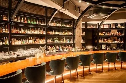 如同东京银座许多低调酒吧一样,华山路上的日式酒吧suzu bar,低调隐匿