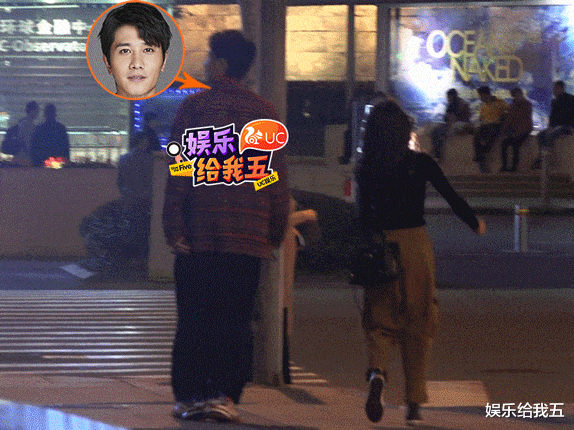 原创张含韵出门远游恋情告急男朋友带美女漫步街头看星星