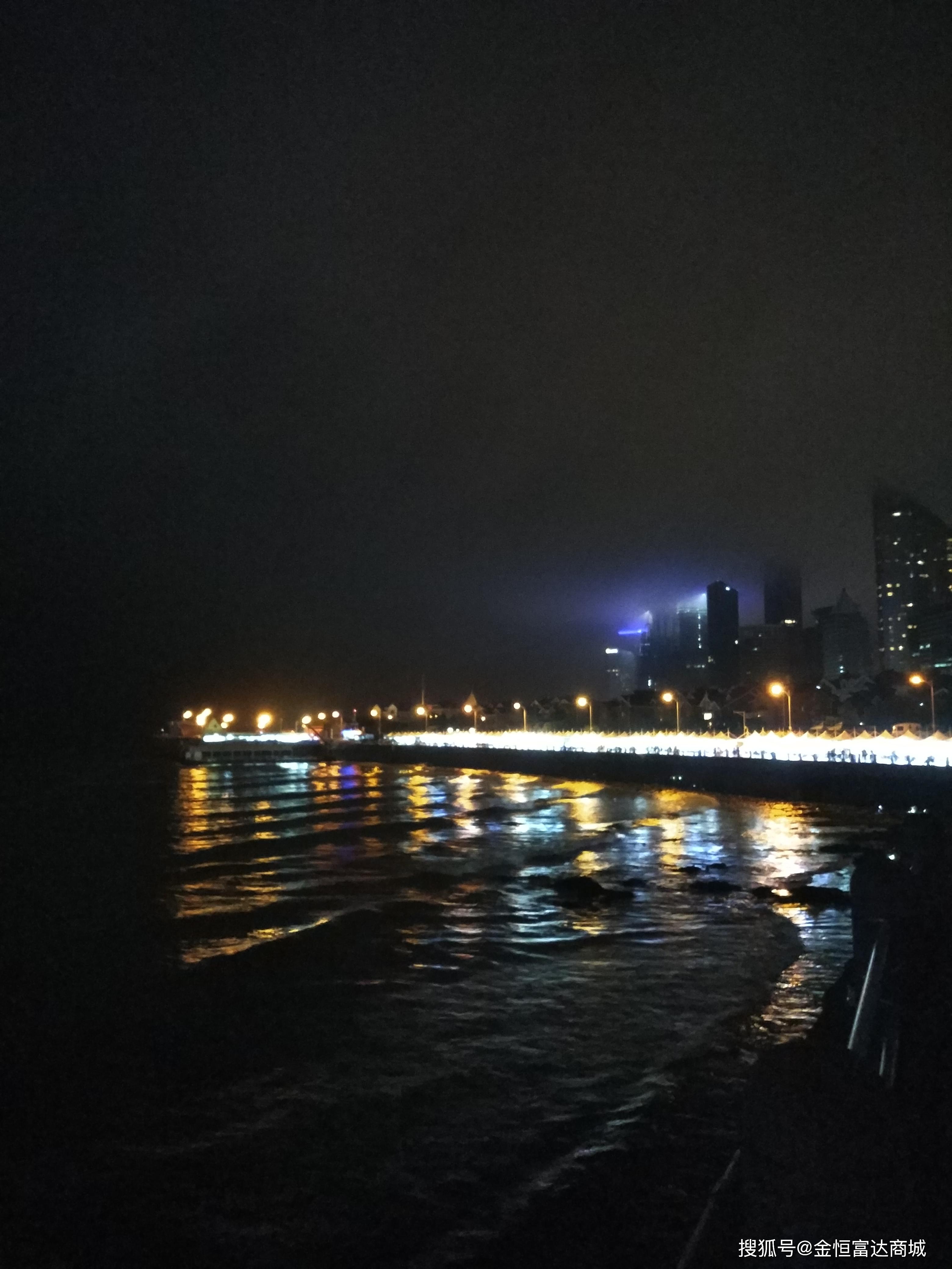 漫步海邊欣賞夜景感受大都市的繁華