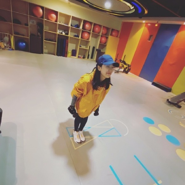 菅纫姿在个人社交平台上晒出健身照并写道再冷也要健身