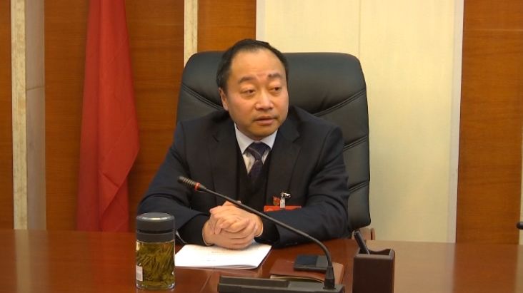 刘博夫指出在渔沟镇代表团,县委书记刘博夫与代表们一起审议和讨论