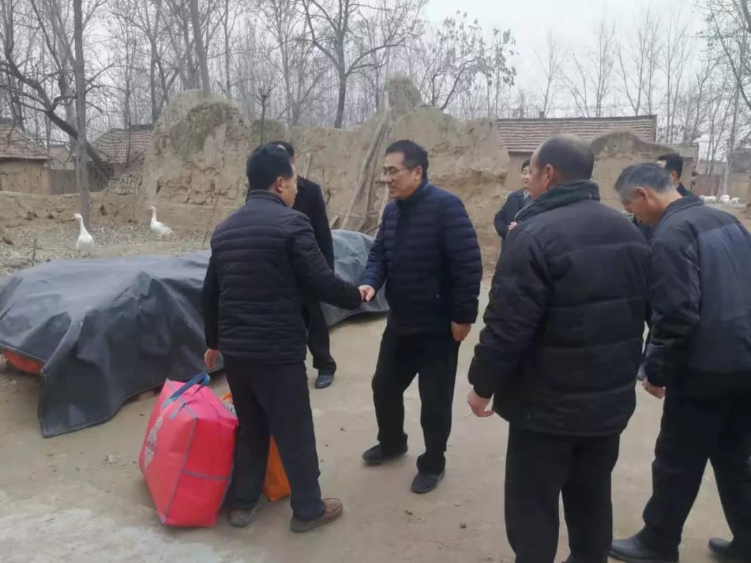 菏泽市委副秘书长市委办公室主任时圣恩一行到沙土镇走访慰问贫困户