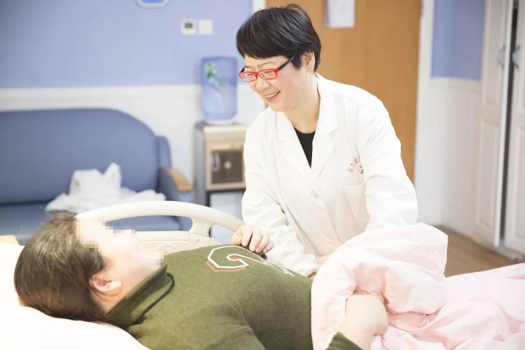 真做着产后护理,时刻关注产妇身体指标,指导健康饮食,温和心理疏导