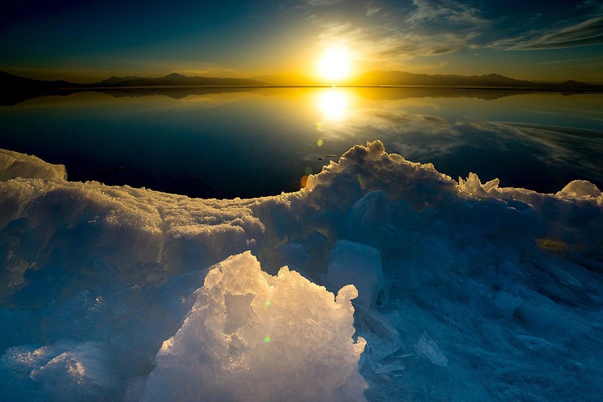 赛里木湖的冬天惊艳世界将蓝色发挥到极致美得冒泡泡