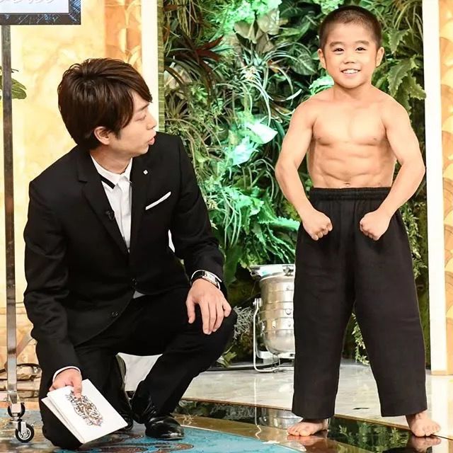 迷恋李小龙的日本小男孩完美再现《死亡游戏》,4岁开始练双节棍,9岁