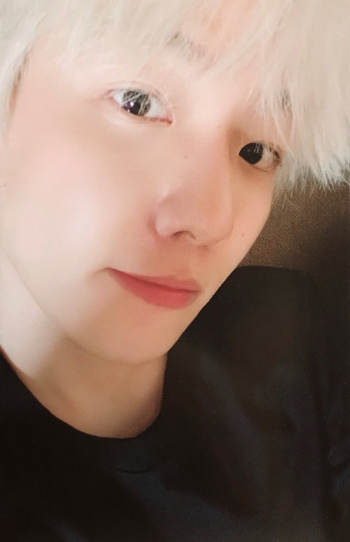 溢出屏幕的清纯美,伯贤近距离自拍精品模板展示