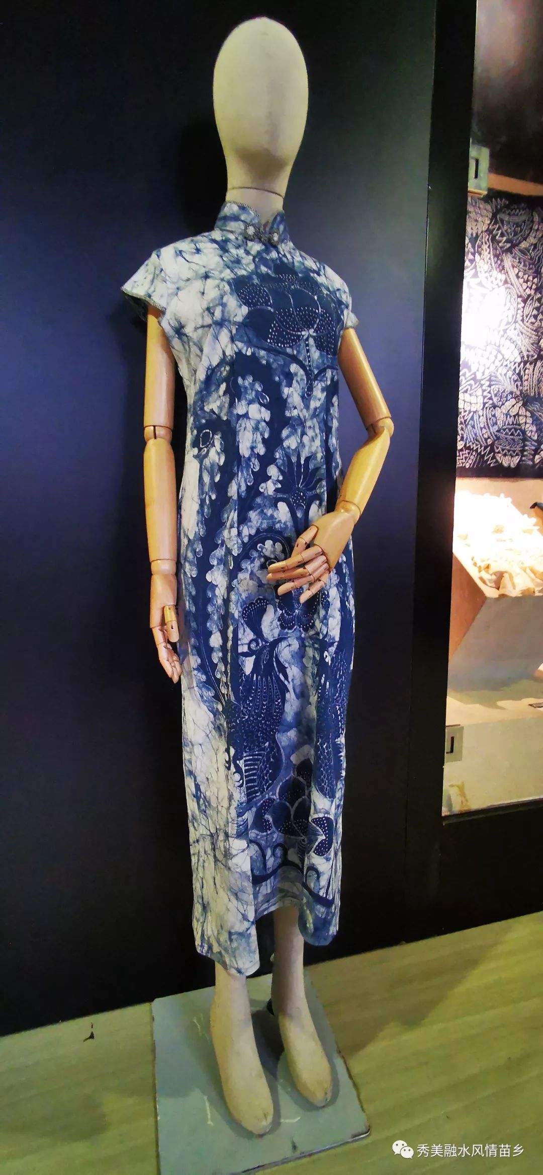 厉害了柳州这所高校里这位用蜡染绘画的手工艺人来自融水