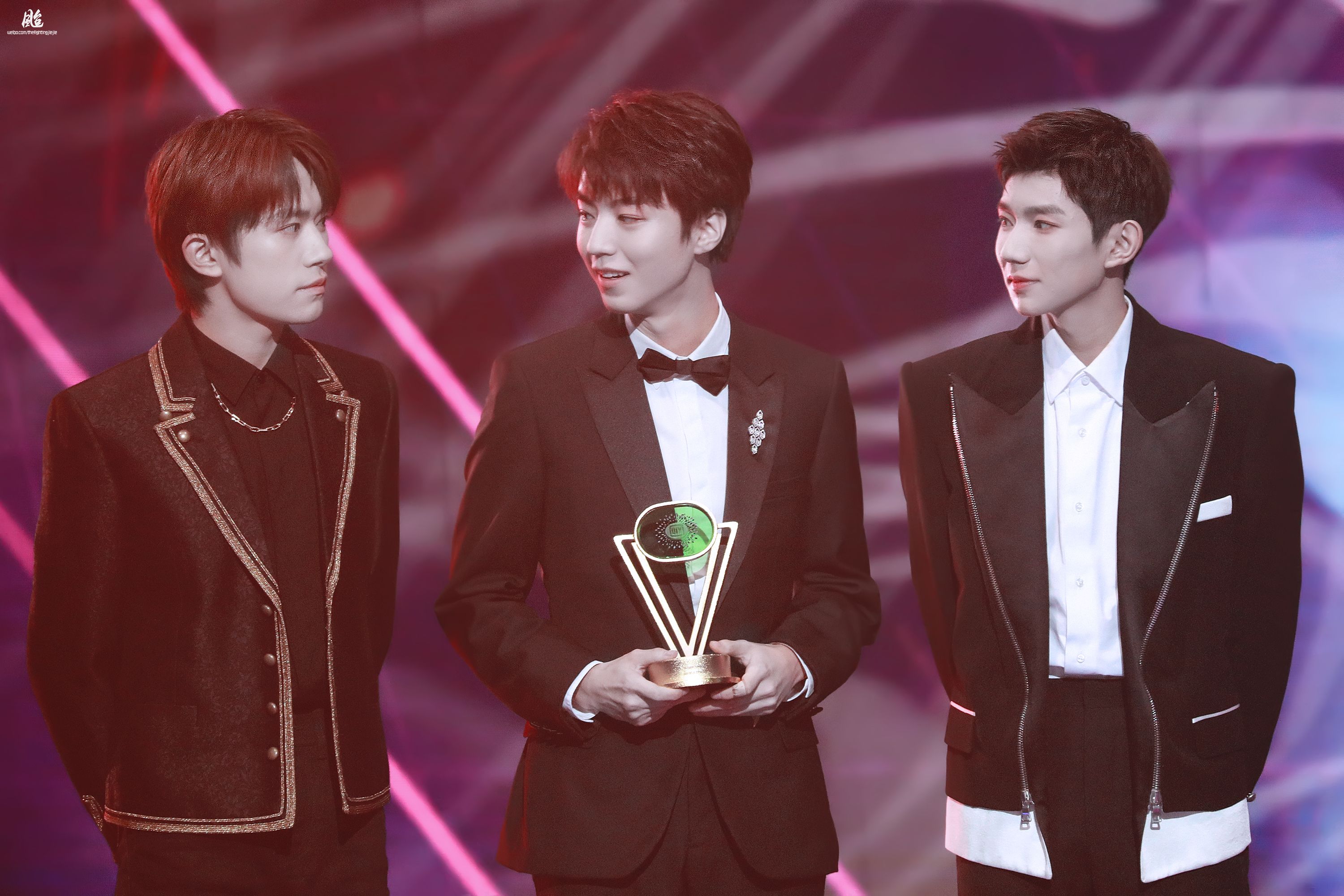 原创tfboys过平安夜:王源晒苹果,王俊凯送好礼,易烊千玺官宣新综艺