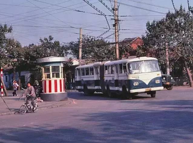 交警岗亭▼公交车上的售票员除了火车长途出行非常的交通工具还有汽车