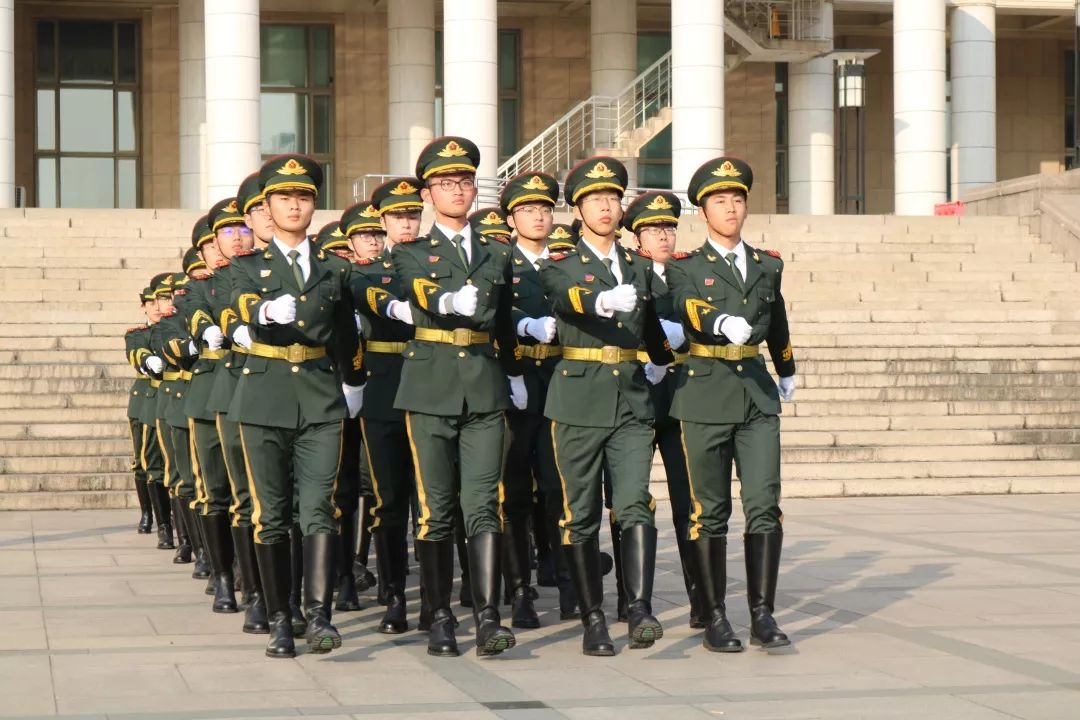 简讯丨清华大学学生国旗仪仗队举行第26届队员授带仪式