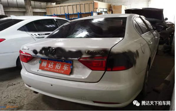 12015-07 京q 碰撞车 起拍价:40000东风风度mx6-2.0at3奔驰s300l-3.