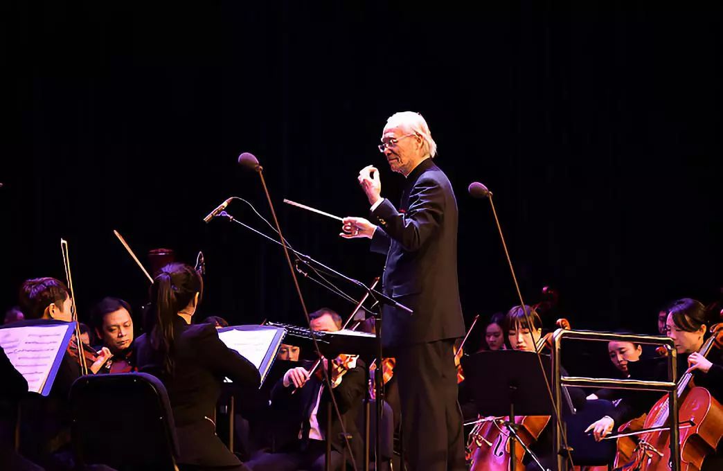 音乐会在中国一级指挥卞祖善的指挥下拉开序幕