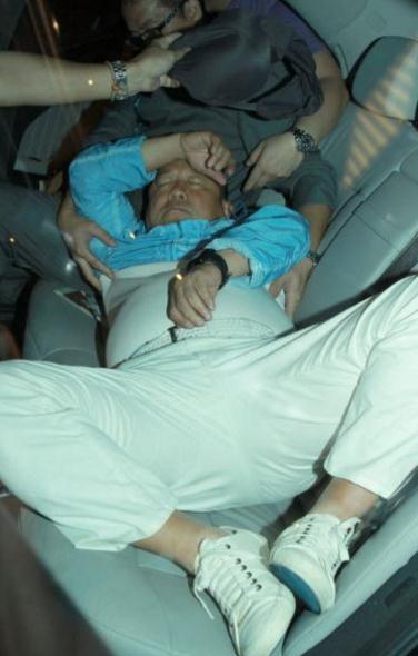 日前,有网友曝光了一组两人聚会时喝醉的照片,照片中曾志伟已经喝到