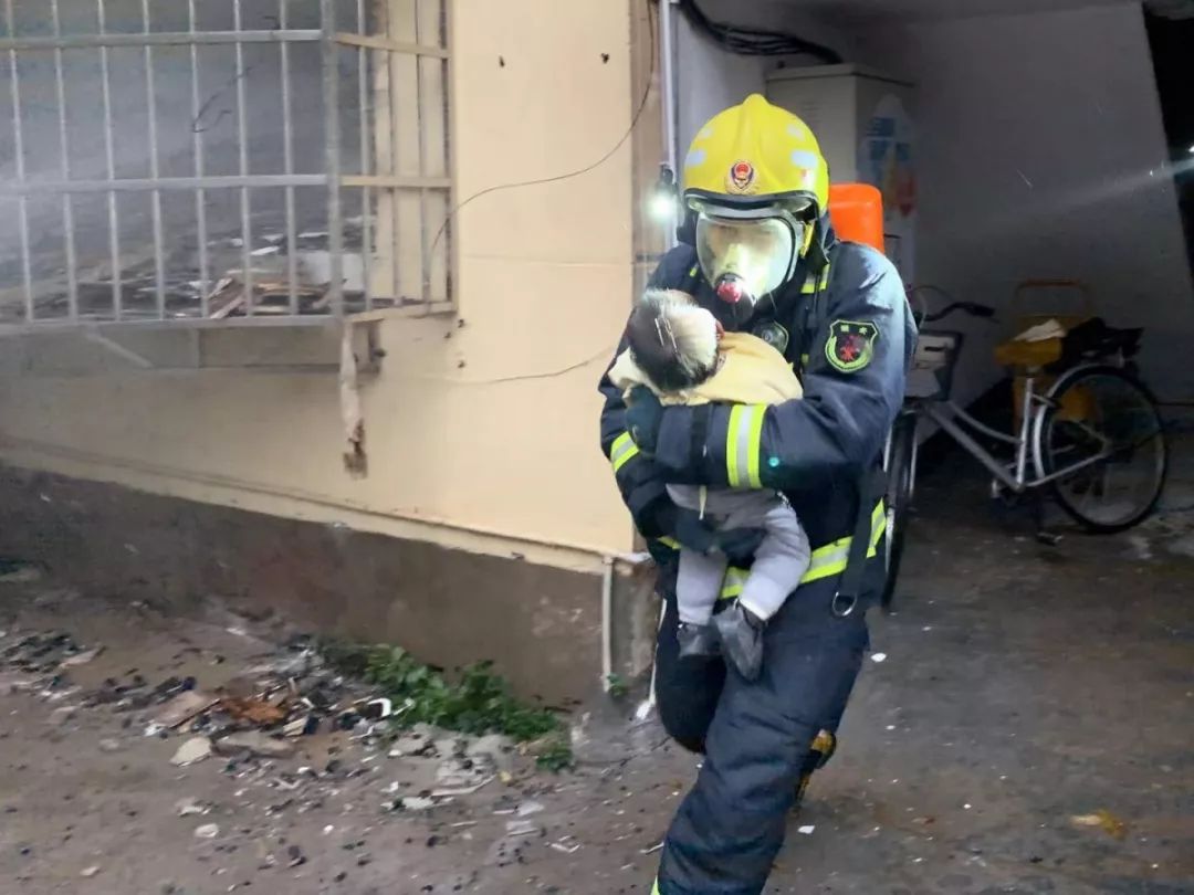 泪目|火场中,消防员抱着幼儿从浓烟里冲出.