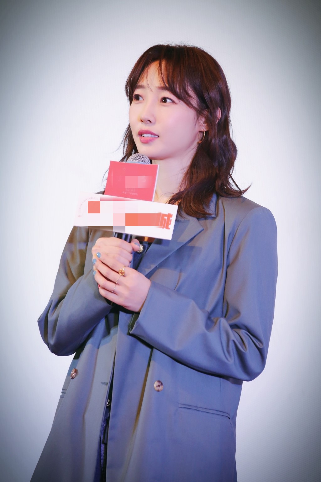 白百何一头卷发亮相 右手无名指戴金戒指抢镜-搜狐大视野-搜狐新闻