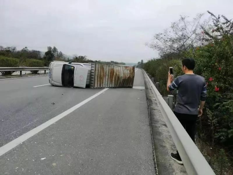 惊沈海高速惠州段一货车突发爆胎侧翻货车顶部撞击变形