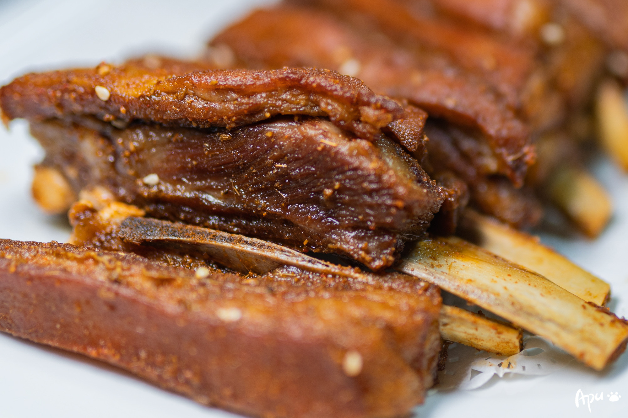 91孜然羊排烤制的火候恰到好处,肥瘦搭配得当,鲜而不膻!