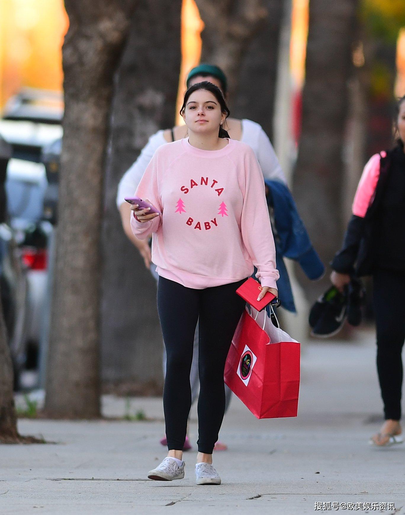 阿芮尔温特arielwinter穿着粉红色上衣在洛杉矶购物