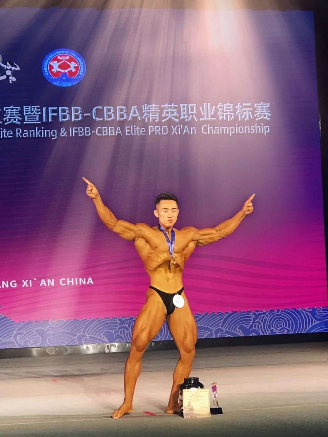 19 一带一路 世界健美健身精英排位赛 22岁王清荣膺古典健美冠军 比赛