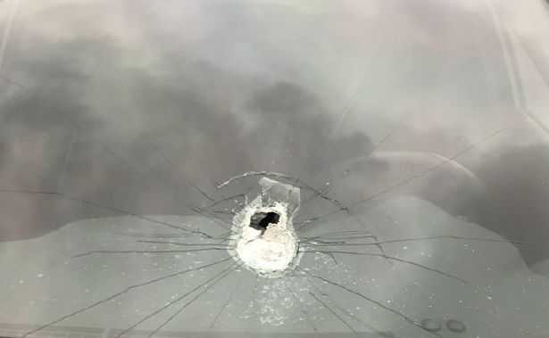 高速上飞来一枚"子弹",挡风玻璃都被射穿了!司机受伤