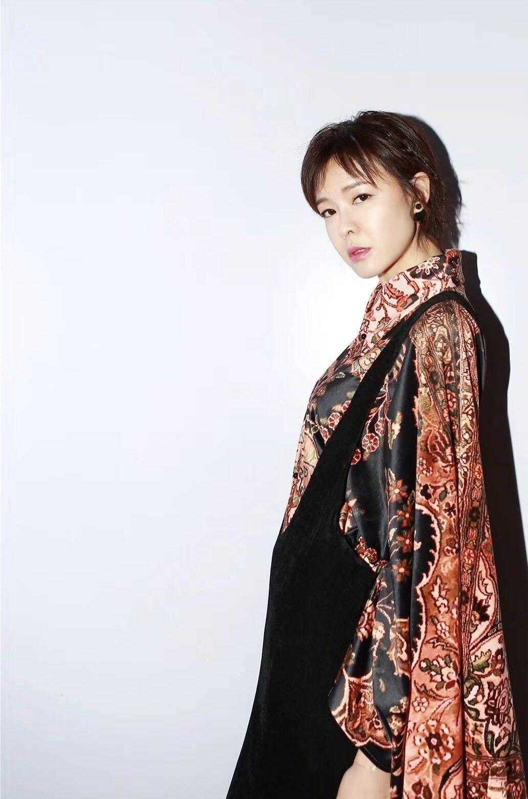 原创主持人李艾真有贵妇气质波波头短发搭配印花衬衫高贵优雅